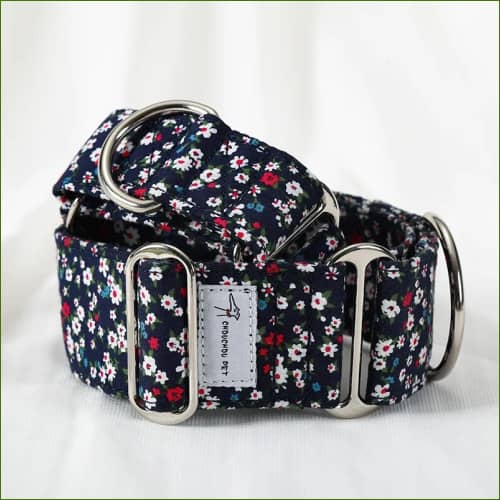 Collier floral bleu foncé